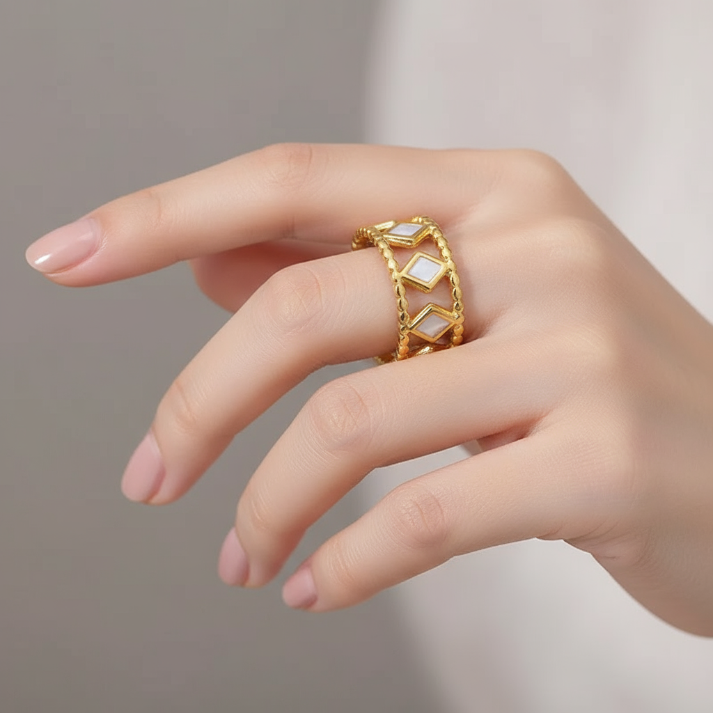 Adjustable Gold Ring with Diamond Shapes - White